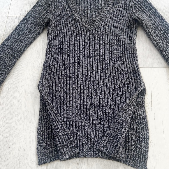 BCBG Generation | V-Neck tunic sweater with slits - Picture 5 of 7